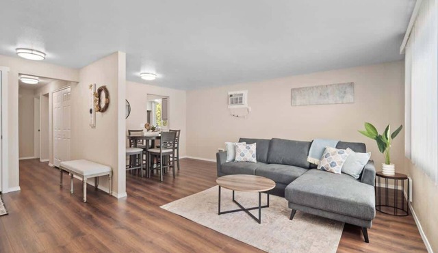 *2bed/1bath, shopping, parking!