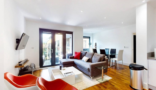 2Bed & 2Bath Flat with free parking, lift, balcony