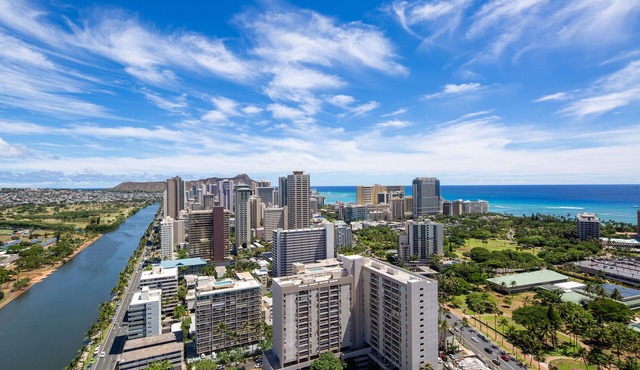 2Bed/2Bath Penthouse Ocean/Diamond Head views, near Convention Center