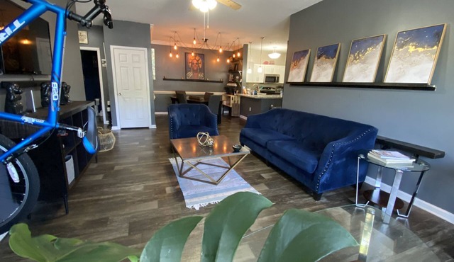 *2bed/2bath perfect for service workers & flight attendants*