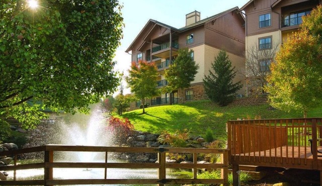 2Bed/2Bath - Smoky Mountains Retreat! Gorgeous Views, Pools, + More!