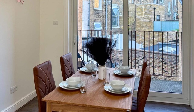 2bed Apartment-sleeps 4, Pets Ok & Balcony