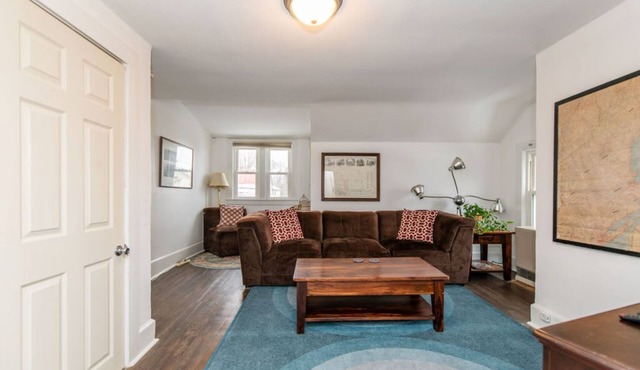 2Bed Apt 5mins to i89, parking, close to dwntwn!