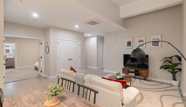 2Bed Apt W/Gym + Lounge + The Phelps