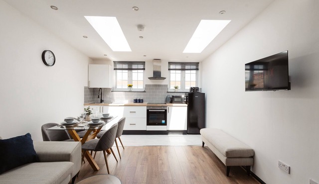 2Bed Executive Pad by Traboule Properties LTD