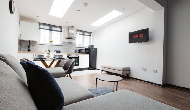 2Bed Executive Pad by Traboule Properties LTD