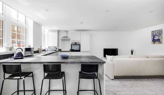 2Bed Flat-Secured Free Parking-by Holiday Homes