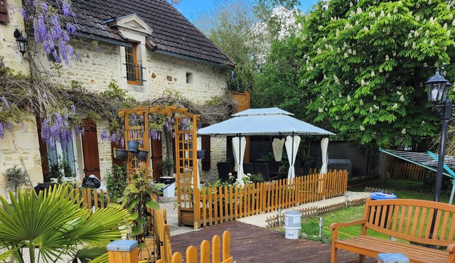 2Bed Gite Sleeps 6 - Pool, Hot Tub, Parking