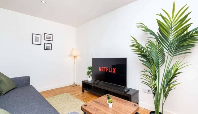 2Bed Ground Floor-Free Parking- by Holiday Homes