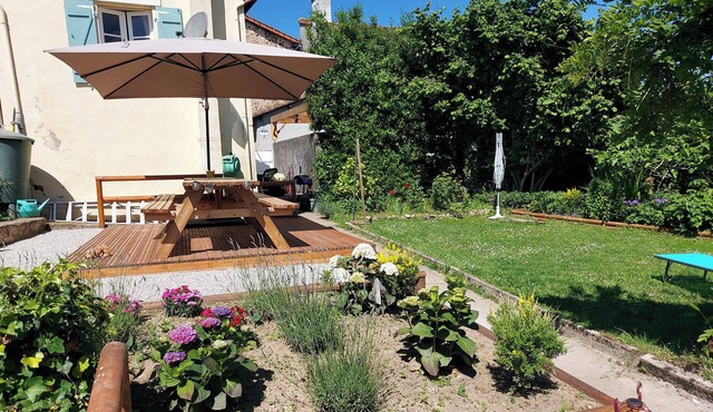 2Bed House Sleeps 4 - Views, Parking, 3min to Town