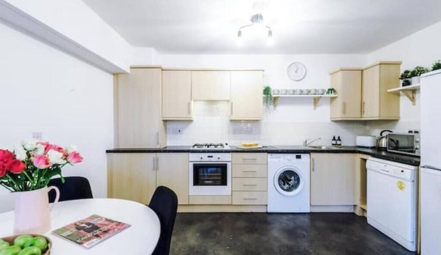 2Bed Oasis: Free Parking & Netflix, Near Centrenn