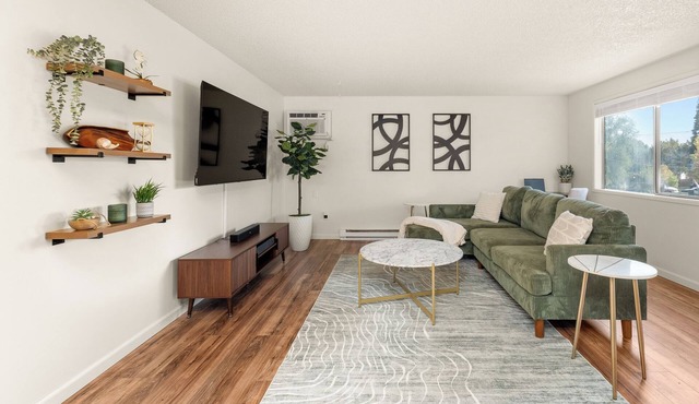 2Bed Spokane Grnd Floor Unit – A/C, In-Unit Laundry, Parking, King&Queen Beds!