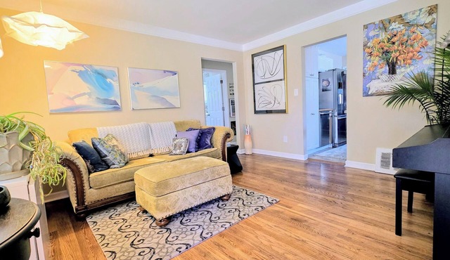 2Bedroom/2 Bath/2 Office Bungalow with Sauna and Parking by Royal Oak