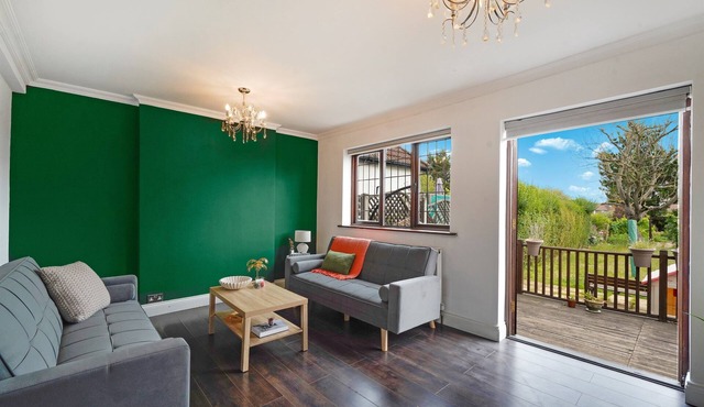 2Bedroom 2 King/4 Single + 2Sofa Beds | Parking x3 | Garden & Patio