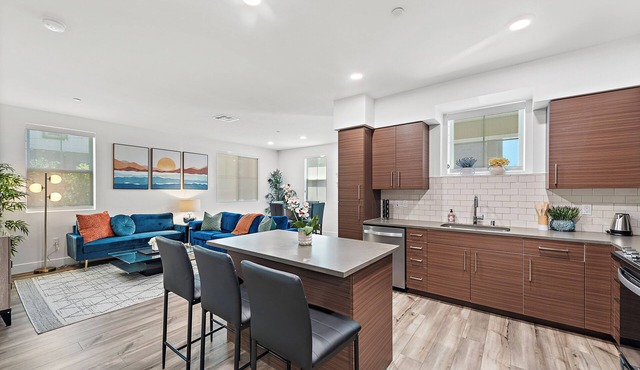 2Bedroom 2Bath Beauty Steps Away from Disneyland. Comes with Pool, Jacuzzi & Gym