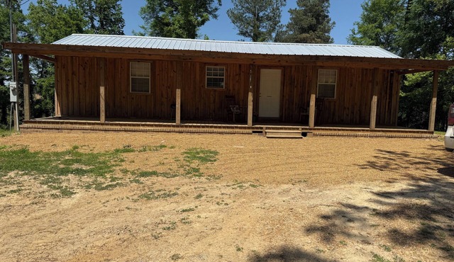 2bedroom cabin with AC,Heat,WiFi in Gore Springs just 2.6 miles to Grenada lake