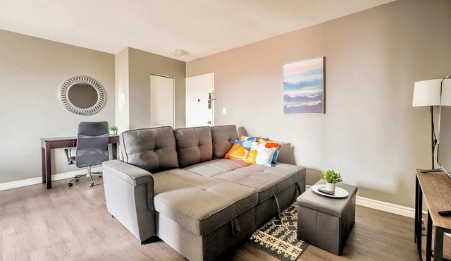 2Bedroom Condo unit- Near DT Hamilton!