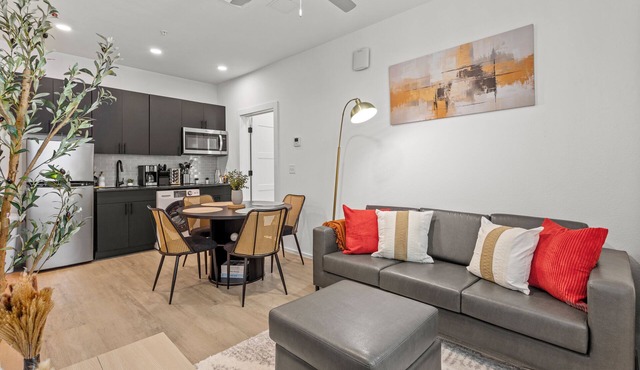 2Beds/2 Baths, Near Reunion & Aquarium, Free Parking
