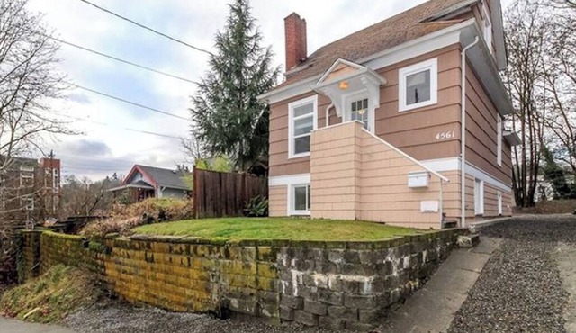 2BR/1.5BA - AC- Private upper unit of a duplex house. Few steps to Light Rail