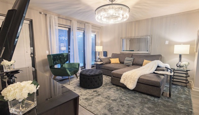 2BR/1.5BA furnished condo in Central Dallas with private patio and garden views. King + queen beds, modern kitchen, fast Wi-Fi, washer/dryer, gated parking. Resort courtyard with pool, sauna, cold plunge. Near Downtown.