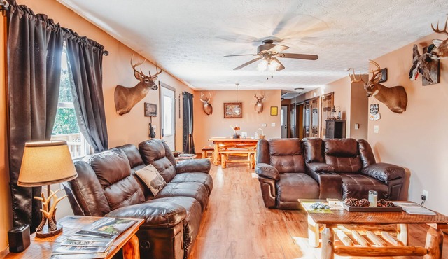 2BR-1B. Fire Pit With Stunning River View. Minutes From Downtown Huntington.