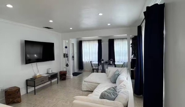 2BR/1B - Sunny Hollywood Hideaway