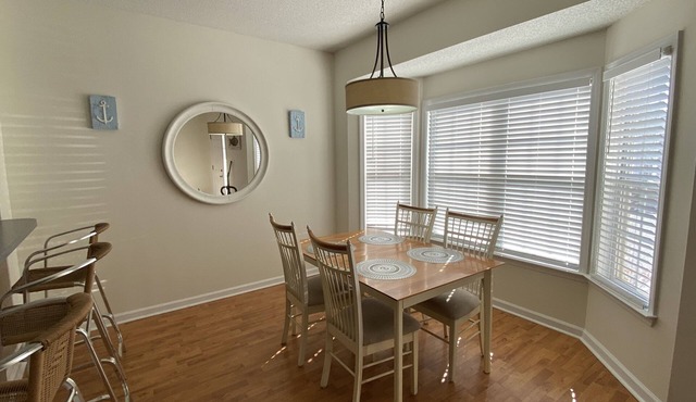 2BR 1BA Beside Dunkin. Walk to Marshwalk, Bike Path, Inlet, Marina and Beach!
