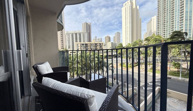 2BR/1BA Condo at Royal Aloha in Waikiki! Free PARKING, Free WiFi!