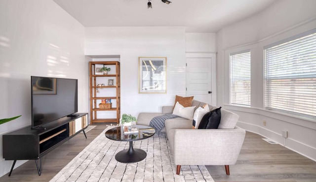 2BR/1BA Portland Soul Lounge Walkable Retreat