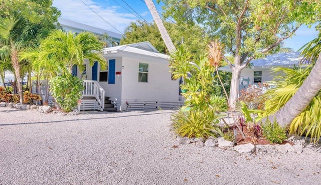 2BR/1BA Serene Cozy Cottage of Shady Palms in Islamorada With Heated Pool