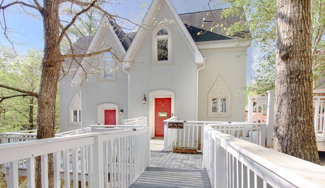 2BR/2.5BA, clean hot tub, spa tub, 1 mi to Pkway,10min to GSMNP, arcade,fire pit