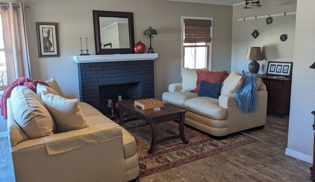 2BR/2B Comfy Bungalow close to UofA