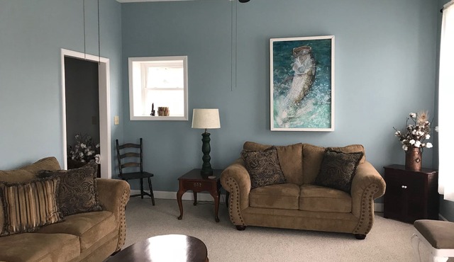 2BR, 2B DOWNTOWN 2nd Story Apartment Sleeps 6-Walk to Shopping, Dining, and Dock