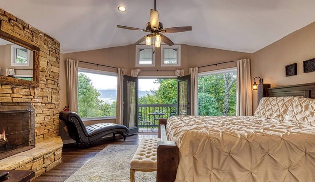 2BR/2BA, 2 Fireplaces, Hot Tub, 10 Minutes from Downtown and GSMNP, No Pet Fee!