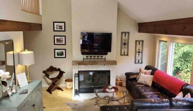 2BR 2BA + 3rd BR loft cozy end unit lakefront townhome comfortably sleeps 6!