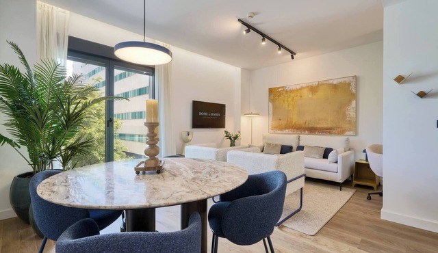 2BR/2BA Apt 4th Floor, Balcony, Workspace& Parking