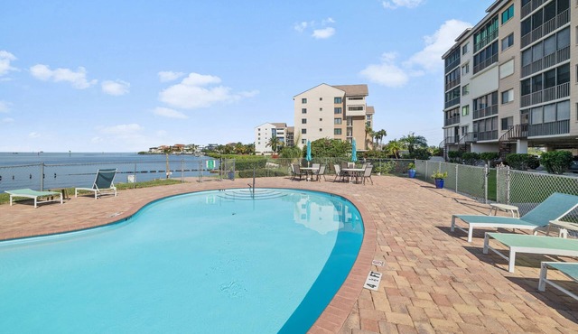 2BR 2BA Condo Overlooking Gulf with Beach and Pool!