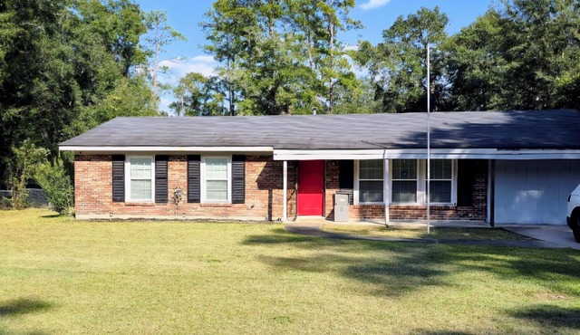 2BR/2BA Home Near Fort Stewart, Close to Dining & Shopping