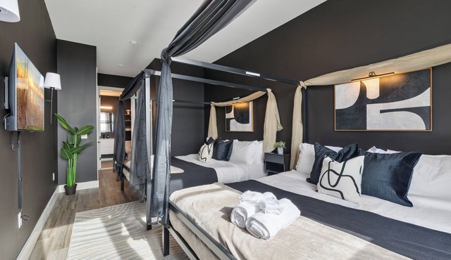 2BR/2BA, King bd, Gym, Free Parking, 8min to Train