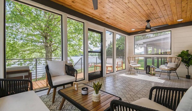 2BR + 2BA Lake Chatuge Cabin w/Mountain Views!
