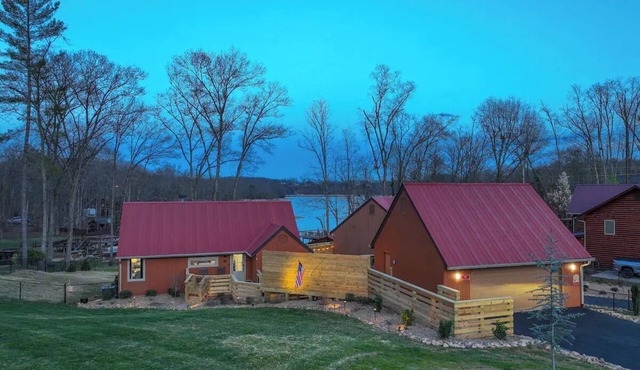 2BR 2BA Lakefront Gem – Decks, Docks & Sunsets