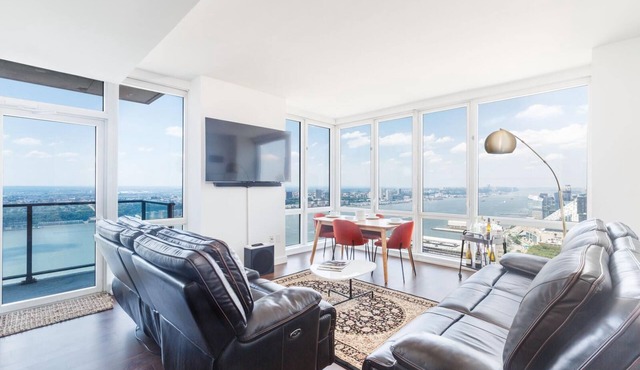 2BR/2BA Luxury NYC Condo – Stunning Views, hot spots, Ideal for Leisure/Business