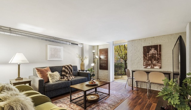 2BR/2BA Modern Apartment w Garden, Wifi, Gym, 24/7 FD, Central Location