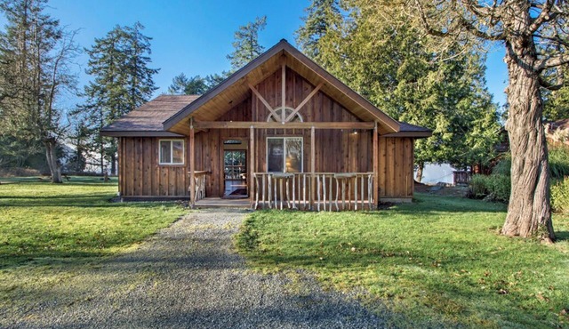 2BR 2BA Ocean View Cabin - 1 min walk to world class beach!