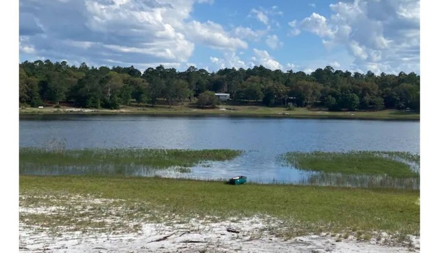 2BR/2BA Quiet Lakefront Cottage