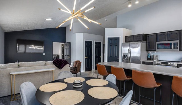2BR 2BA - Remodeled Gem Near Airport & Mins to DTnn