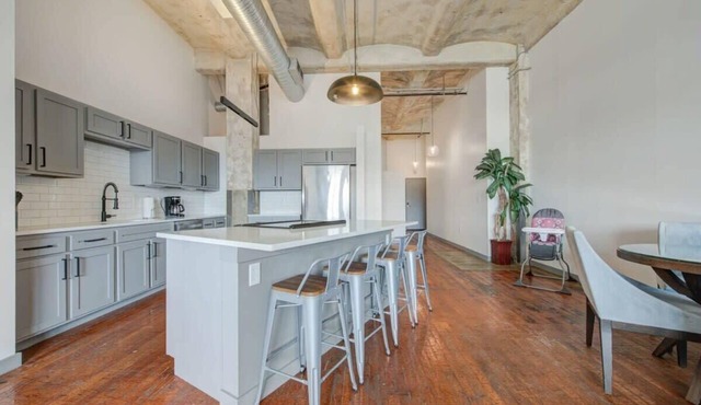 2BR/2BA Spacious Historic Loft With Gym