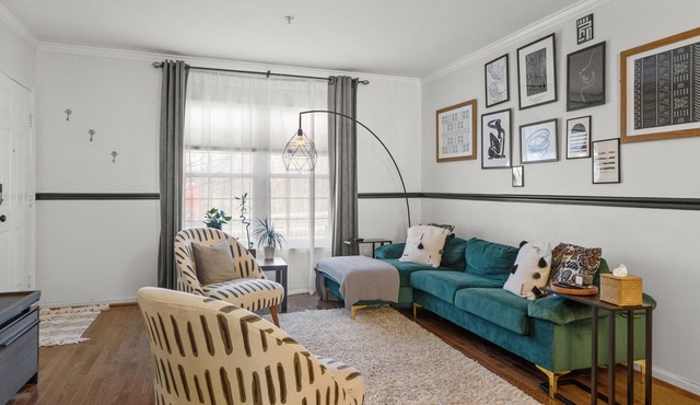 2BR & 2BA Townhome style condo near Metro station