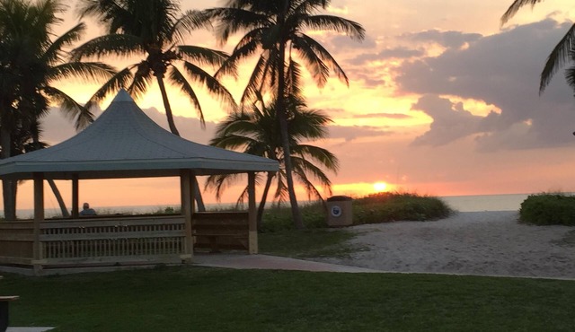 2br 2ba updated condo, pool, steps to the beach and 4 blocks to Olde Naples.