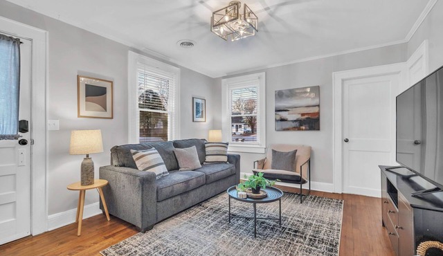 2Br/2Ba w/Patio and Workspace walk to Cherrydale